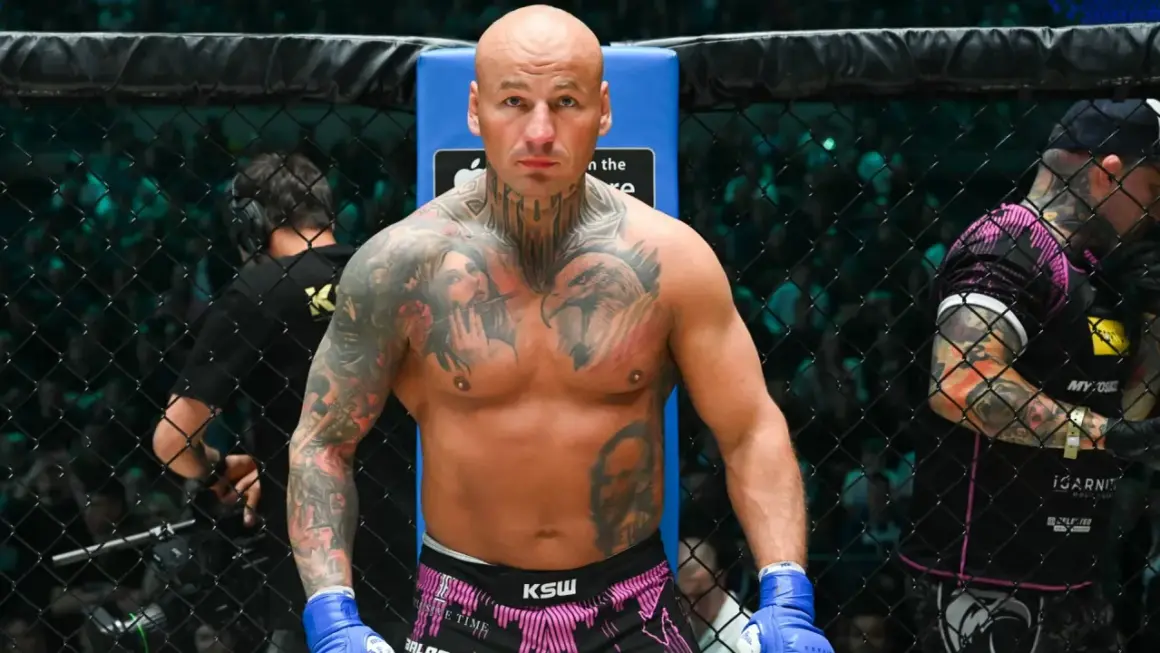 Artur Szpilka w klatce KSW, z imponującymi tatuażami. Jego majątek budowany jest na sukcesach w sportach walki.