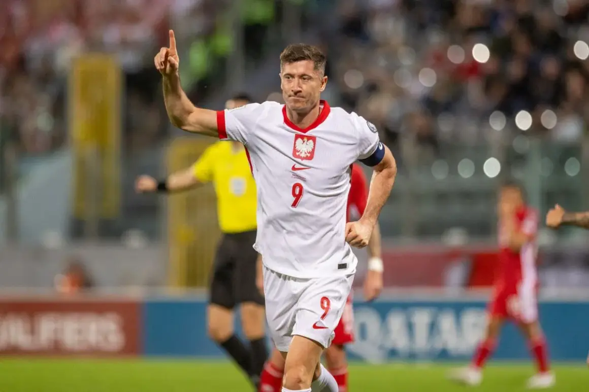 Robert Lewandowski, jeden z najlepsi polscy piłkarze w historii, świętuje bramkę w biało-czerwonej koszulce reprezentacji Polski.