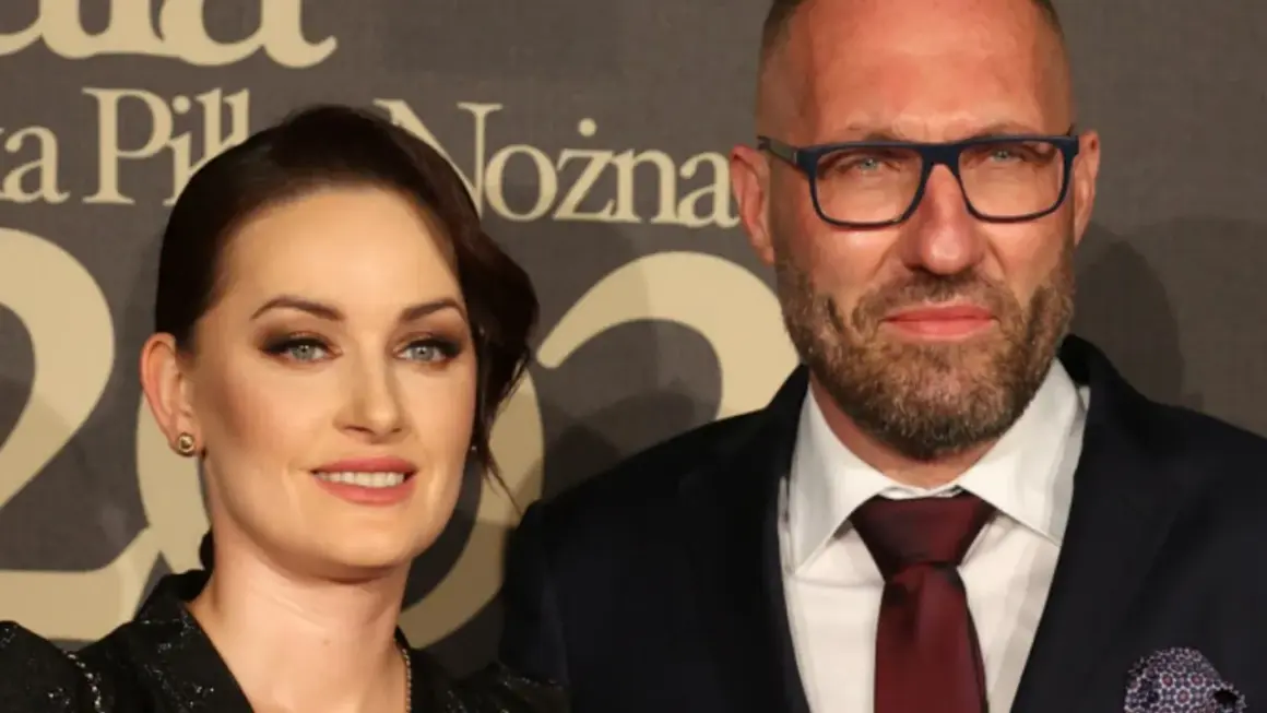 Marek Papszun z pierwszą żoną, uśmiechnięci, pozują do zdjęcia na tle napisu.