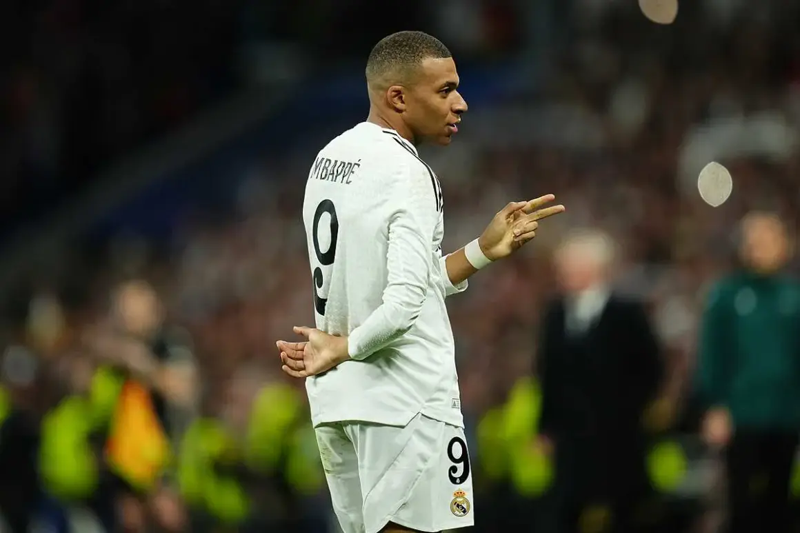 Mbappé w białej koszulce z numerem 9, gestykuluje, jakby świętował urodziny.