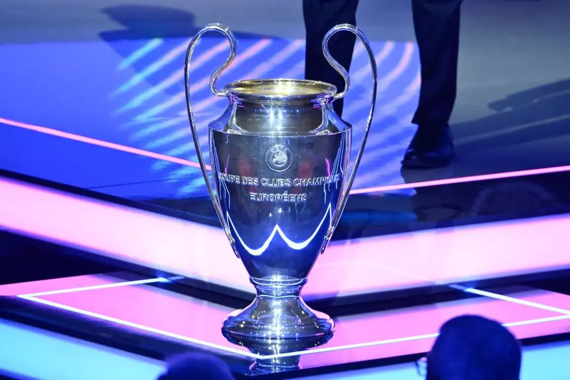 Trofeum Ligi Mistrzów błyszczy na scenie, czekając na moment, kiedy losowanie ligi mistrzów wyłoni zwycięzcę.