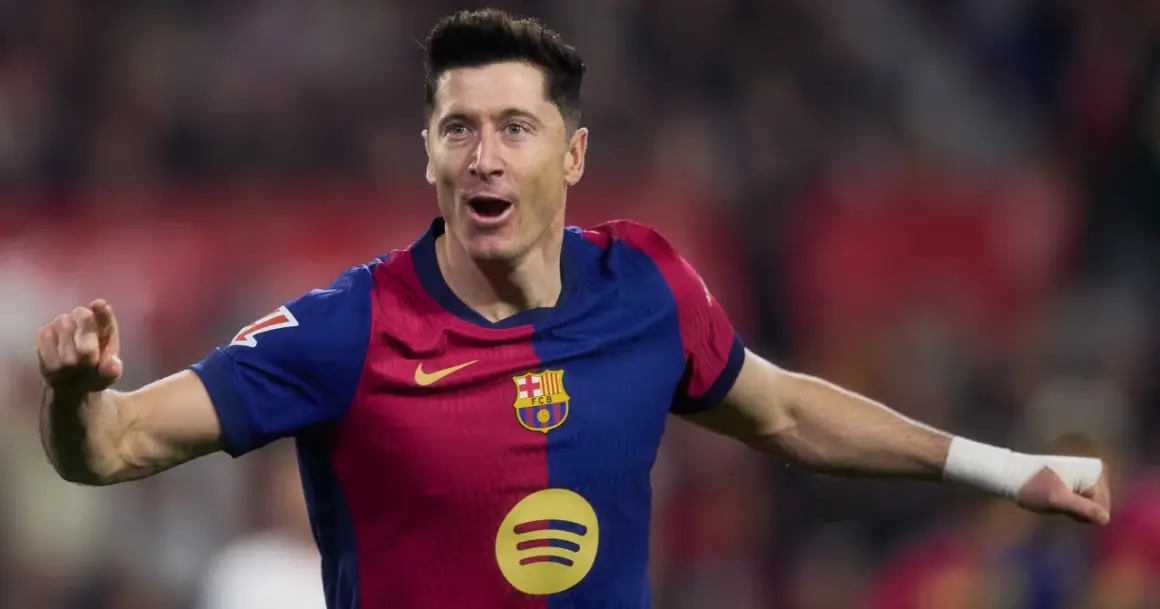 Robert Lewandowski w barwach Barcelony, radość po strzelonym golu. Jego kontrakt w klubie to spełnienie marzeń.