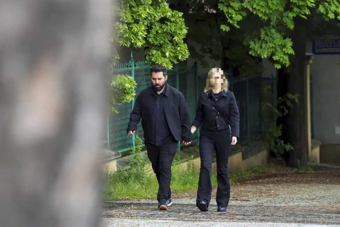 Goncalo Feio i jego żona idą trzymając się za ręce.