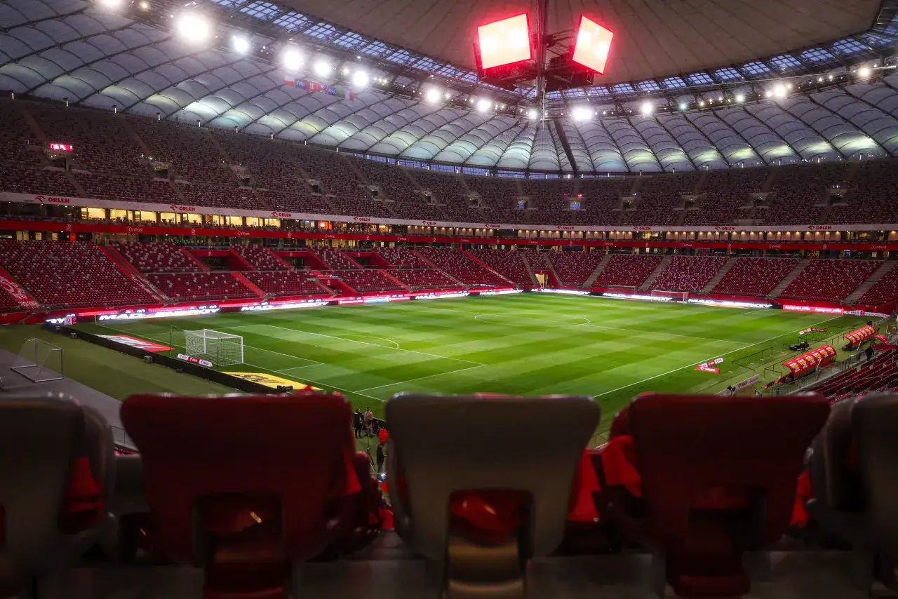 Pusta trybuna stadionu, zielona murawa i bramka. Kto wygra ligę mistrzów? Czas pokaże, ale atmosfera jest gotowa na wielkie emocje.