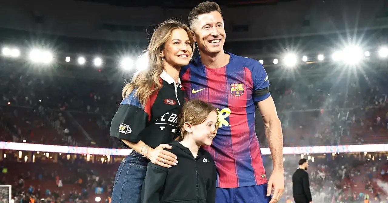 Robert Lewandowski z żoną Anną i córką na stadionie.