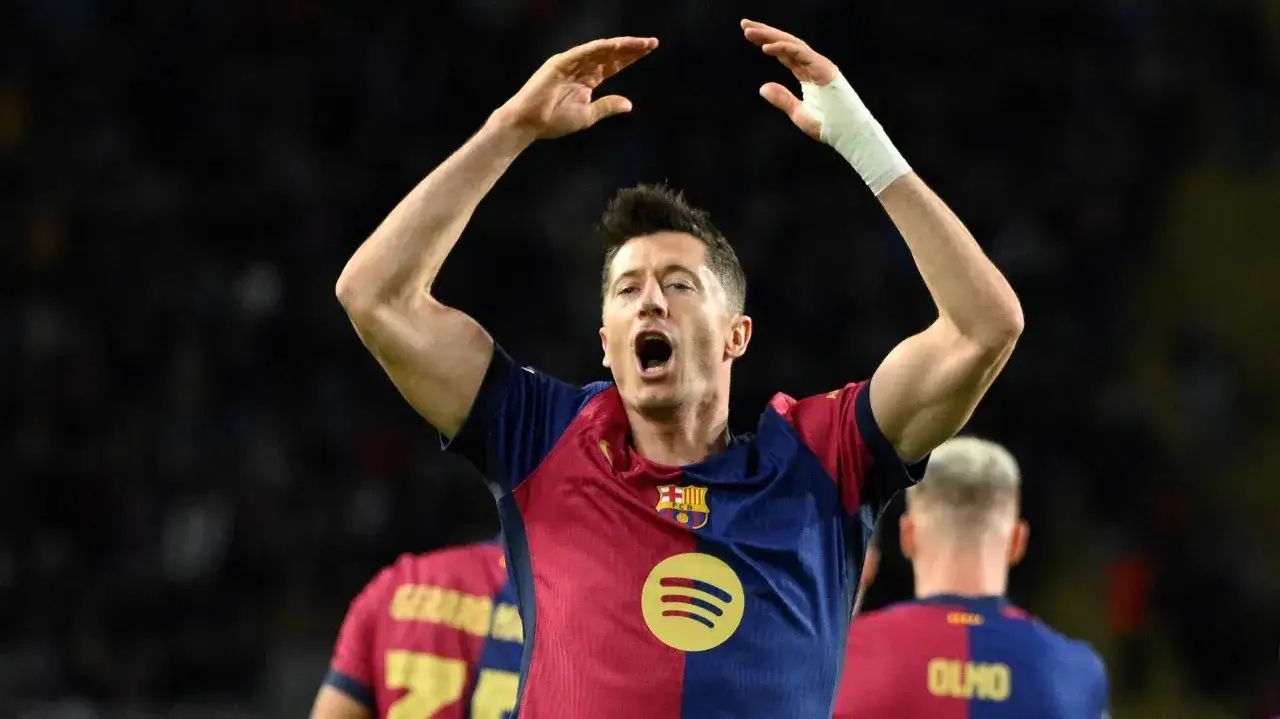 Robert Lewandowski w geście radości, jego cieszynka po golu dla Barcelony.