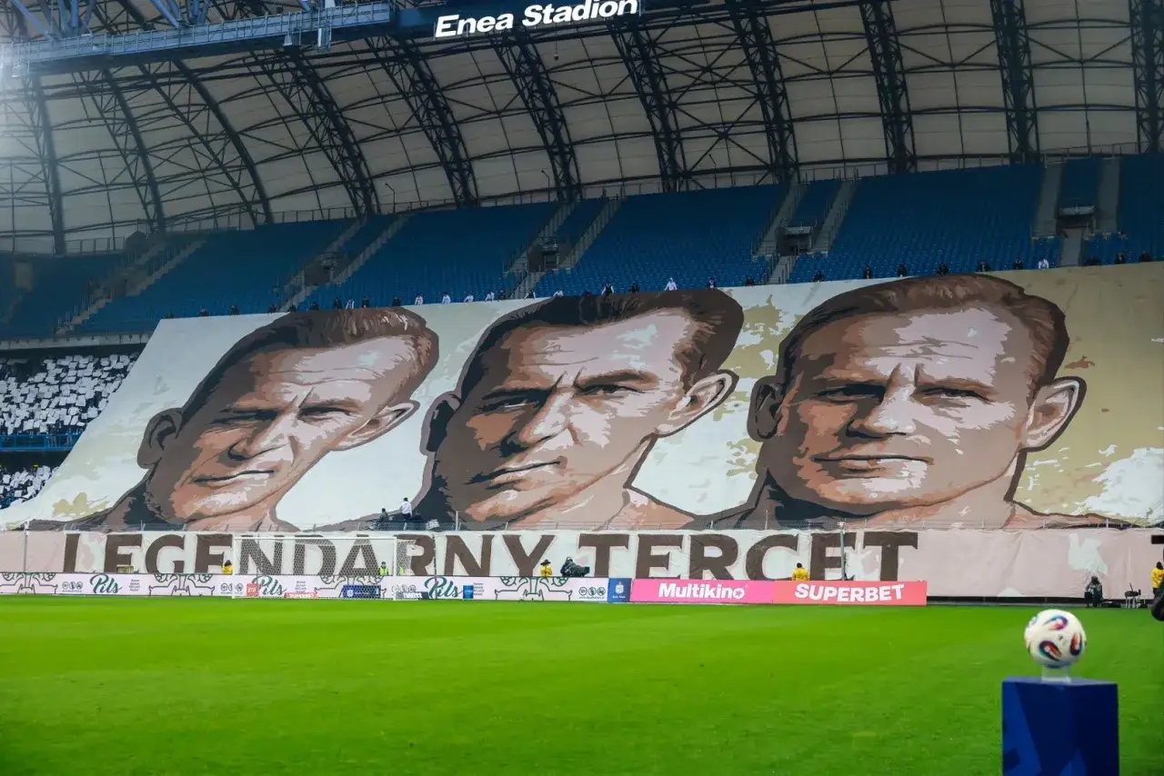 Wielka podobizna legendarnych piłkarzy Lecha Poznań na trybunach stadionu Enea.