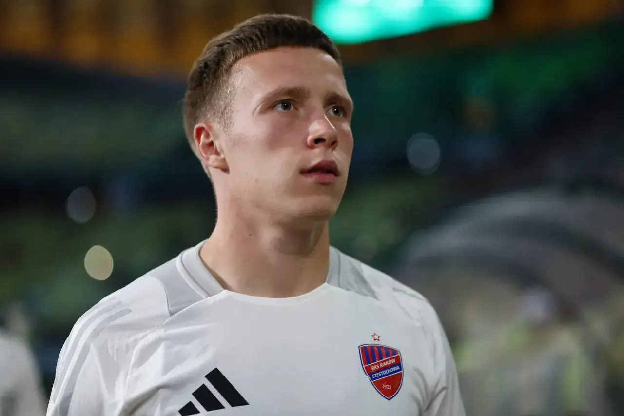 Młody piłkarz Rakowa Częstochowa, którego miszor wiek sugeruje talent, w białej koszulce z herbem klubu.