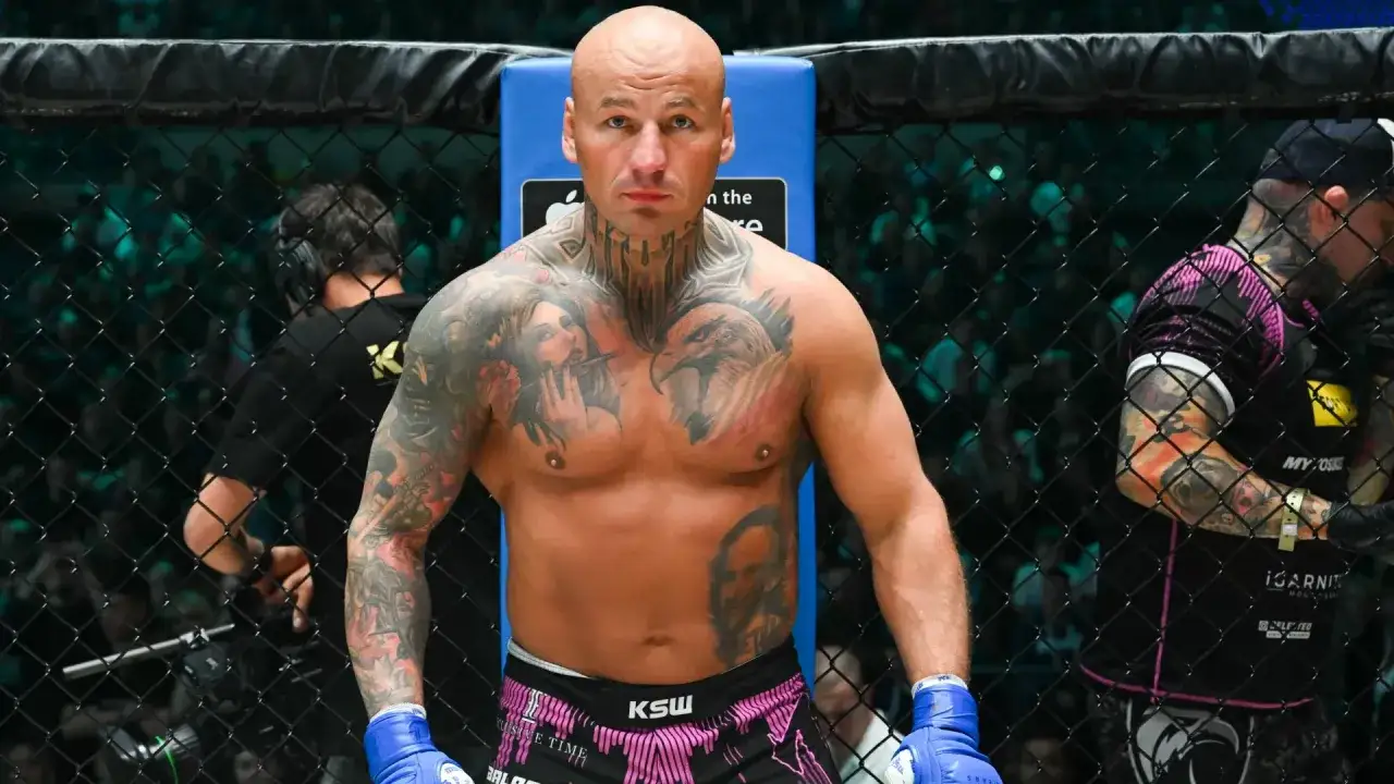 Artur Szpilka w klatce KSW, z imponującymi tatuażami. Jego majątek budowany jest na sukcesach sportowych i medialnych.
