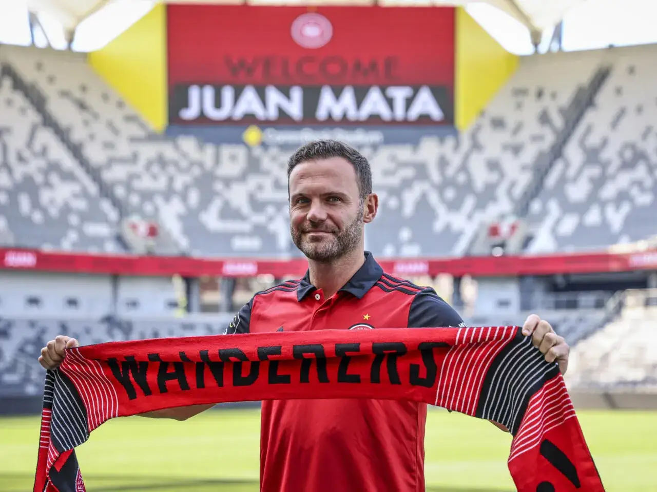 Juan Mata, w czerwonej koszulce z szalikiem 