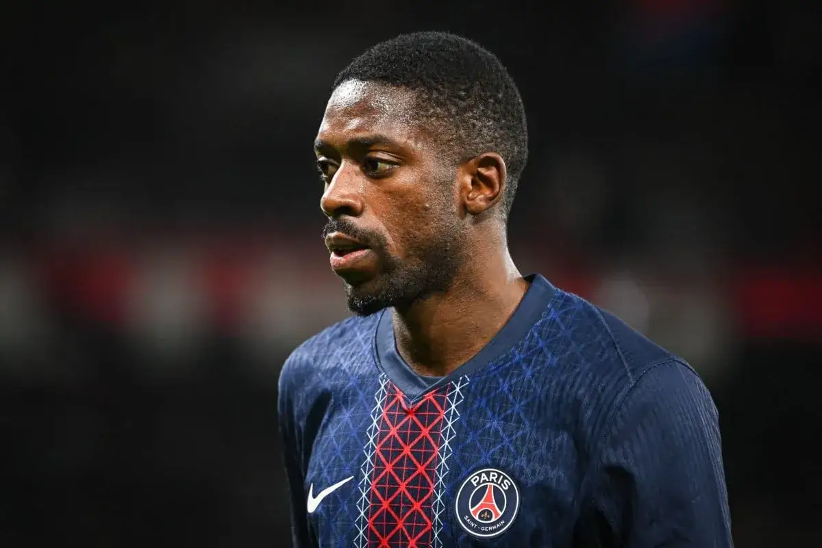 Piłkarz PSG, Ousmane Dembélé, w swojej charakterystycznej koszulce. To właśnie tam gra Dembélé, zdobywając bramki.