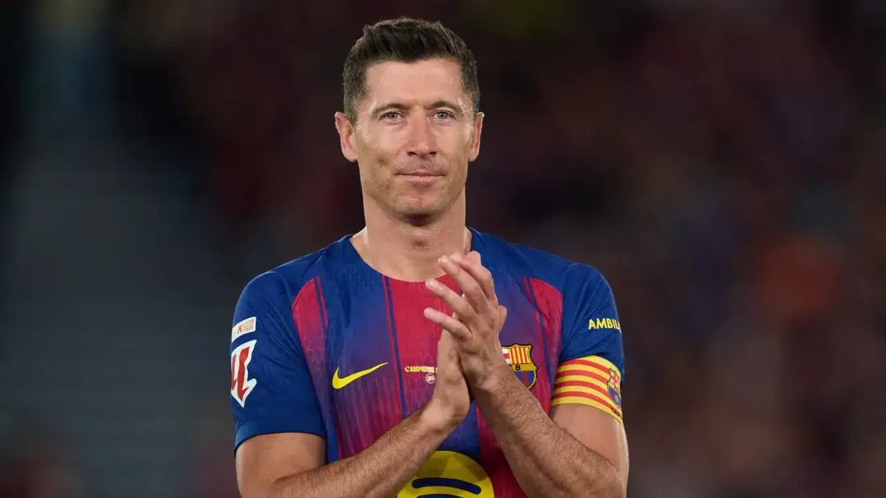 Robert Lewandowski w koszulce Barcelony, z opaską kapitana. Zastanawiasz się, ile zarabia Lewandowski?