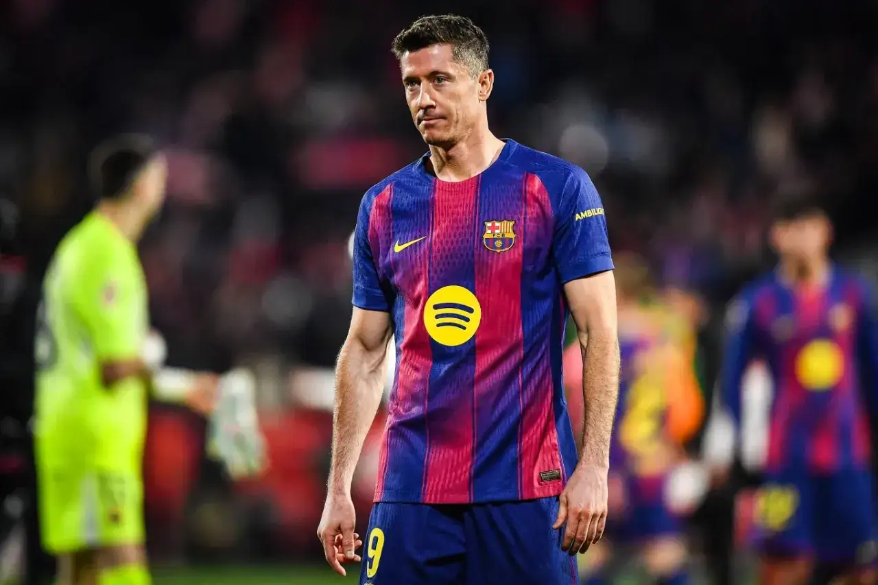 Robert Lewandowski w koszulce Barcelony, zamyślony. Czy to jego ostatni sezon?