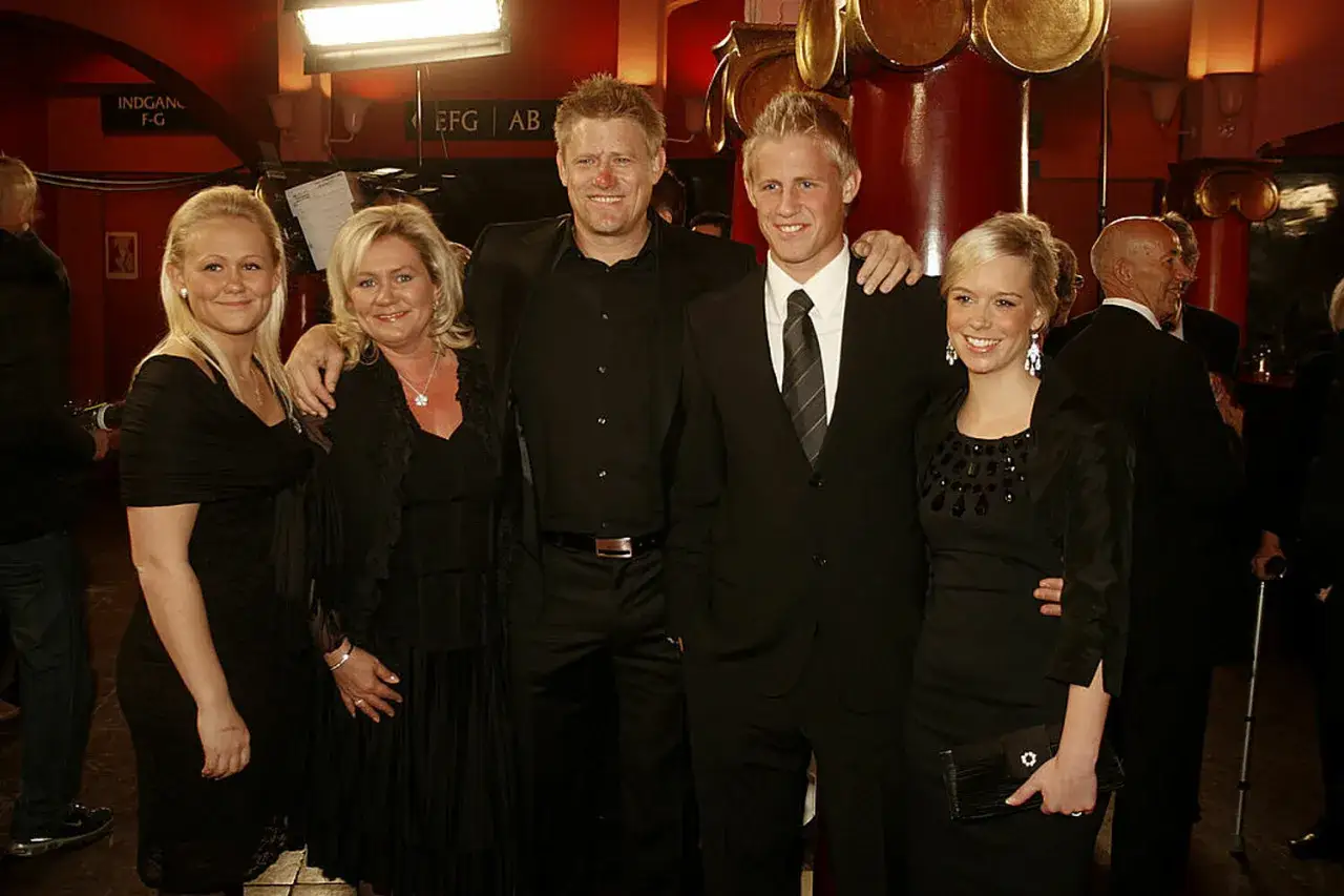 Rodzina Schmeichelów na czerwonym dywanie. Antoni Schmeichel z żoną i dziećmi pozuje do zdjęcia.