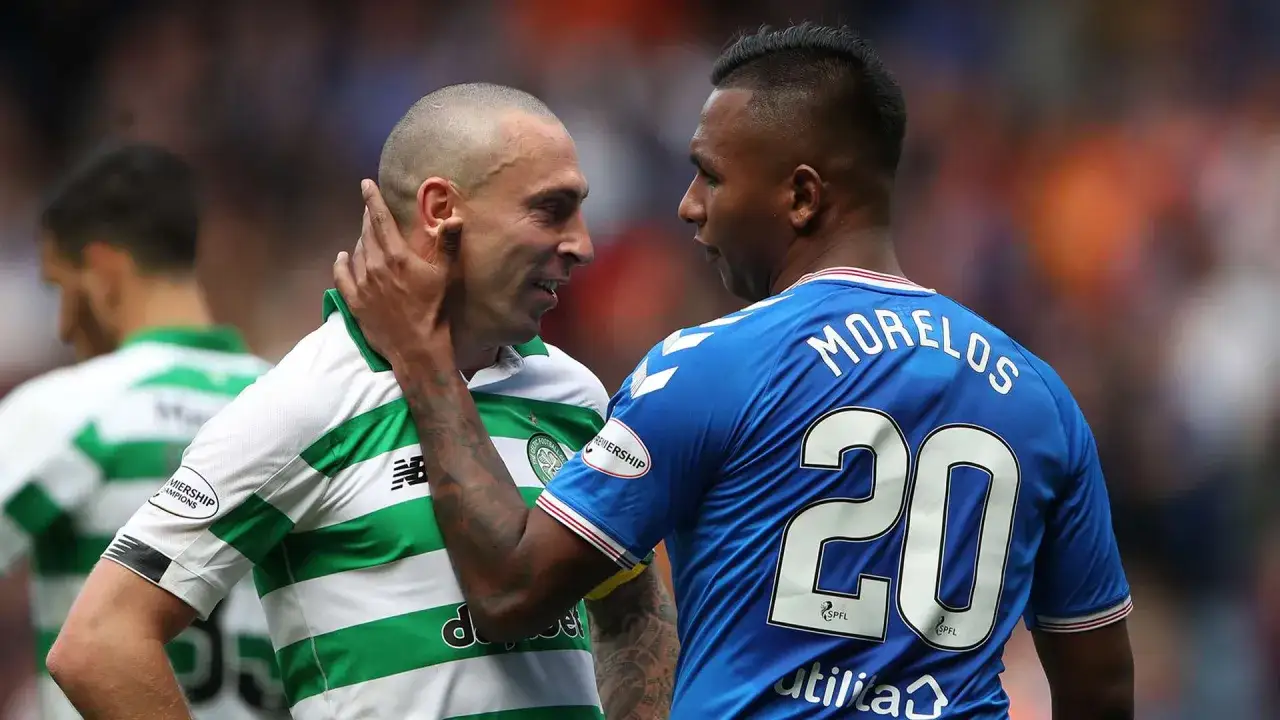Piłkarze, Scott Brown z Celticu i Alfredo Morelos, lokalny rywal piłkarzy Glasgow Rangers, w geście szacunku po meczu.