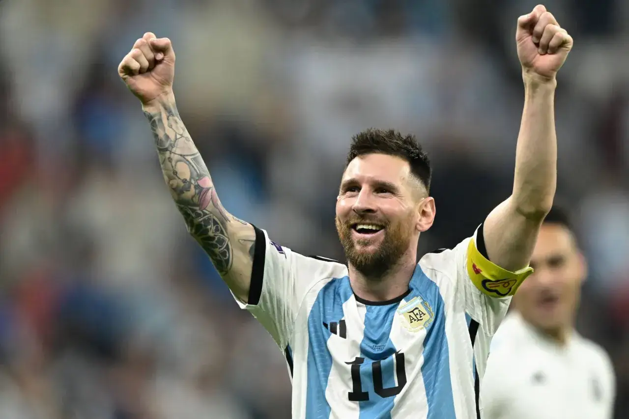 Leo Messi z podniesionymi rękami, radość po zwycięstwie. Czy to jego ostatni mecz? Koniec kariery Messiego zbliża się wielkimi krokami.