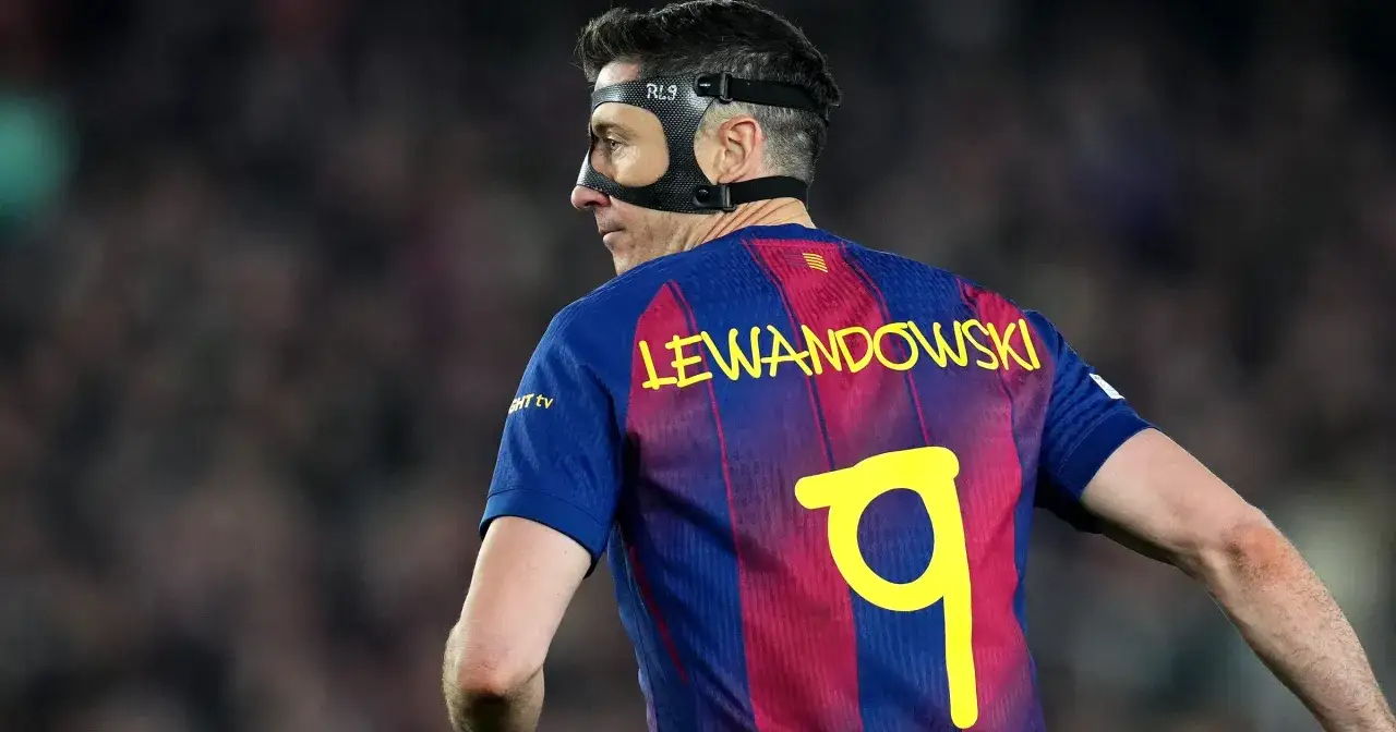 Robert Lewandowski w masce ochronnej na nosie, z numerem 9 i nazwiskiem na koszulce. To symbol jego determinacji, jakby nowy kontrakt lewandowskiego był pisany na boisku.