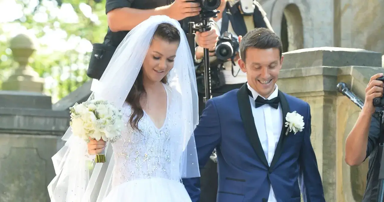 Szczęśliwi Dawid Celt i jego pierwsza żona wychodzą z kościoła, otoczeni przez fotoreporterów.