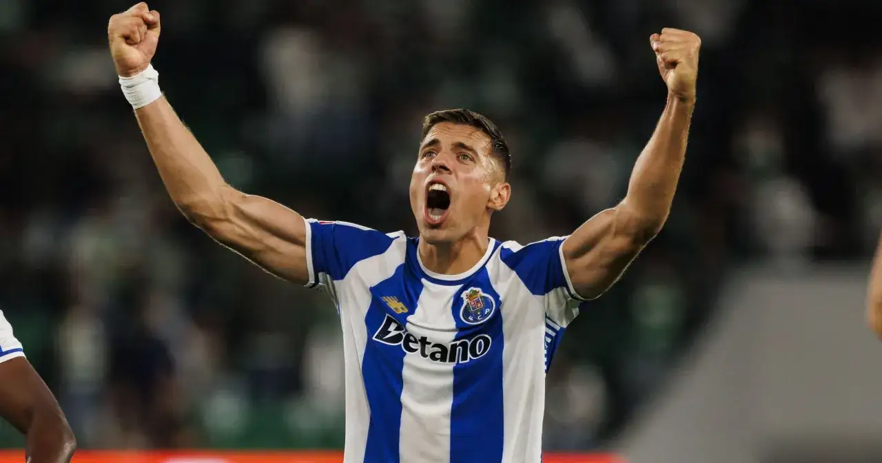 Piłkarz w niebiesko-białej koszulce FC Porto, z uniesionymi rękami w geście radości. Jego zarobki, jak i innych zawodników, są tematem dyskusji.