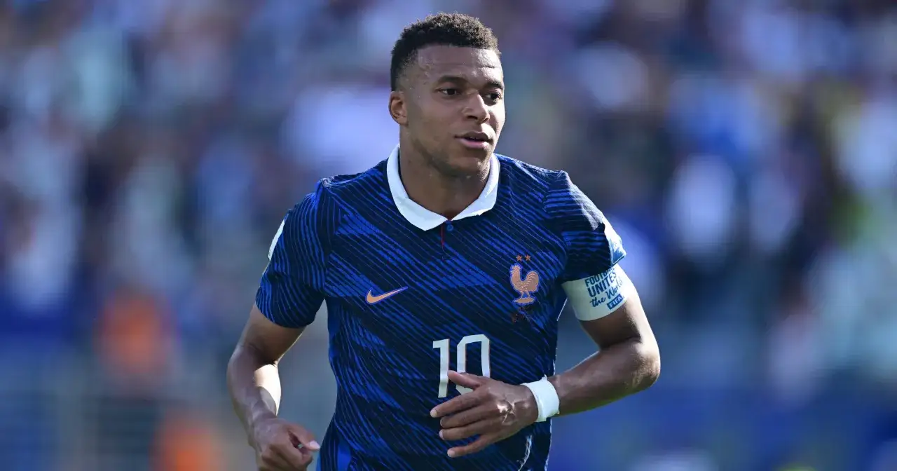 Kylian Mbappé w niebieskiej koszulce z numerem 10, gotowy do gry. Może to być jego urodzinowy mecz, kiedy mbappe ma urodziny.