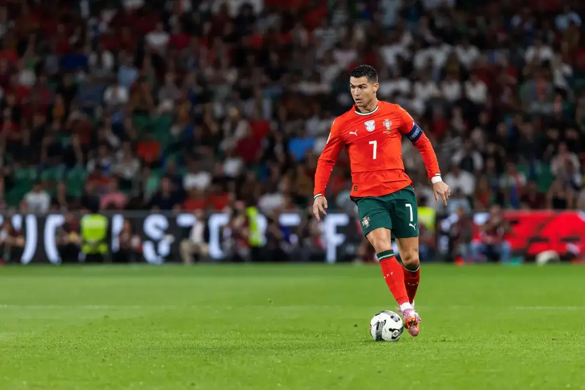 Cristiano Ronaldo, jeden z najbardziej znanych piłkarzy świata, w akcji na boisku w barwach Portugalii.