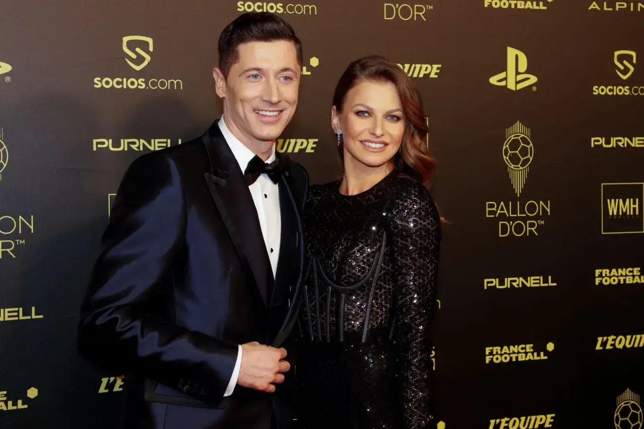 Robert Lewandowski i jego żona Anna na gali Ballon d'Or. Zarobki piłkarzy Barcelony to temat, który zawsze budzi emocje.