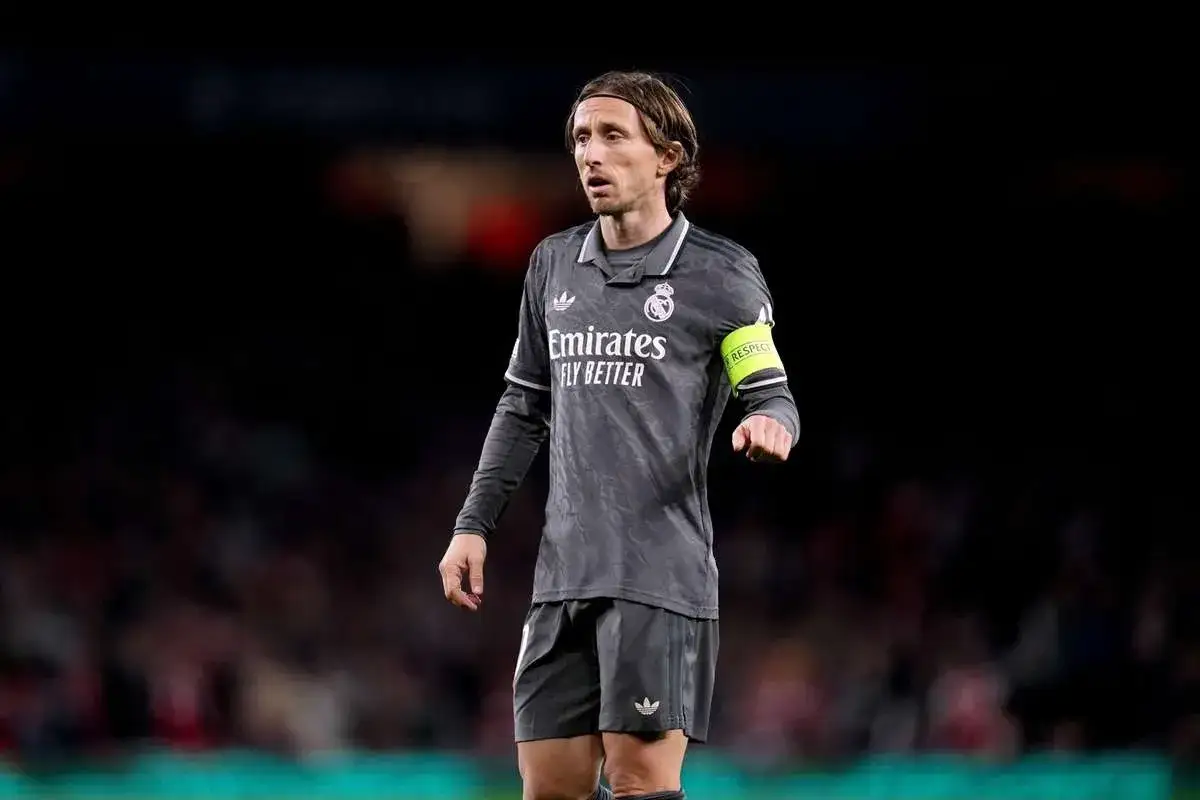 Luka Modrić w szarym stroju Realu Madryt, z opaską 