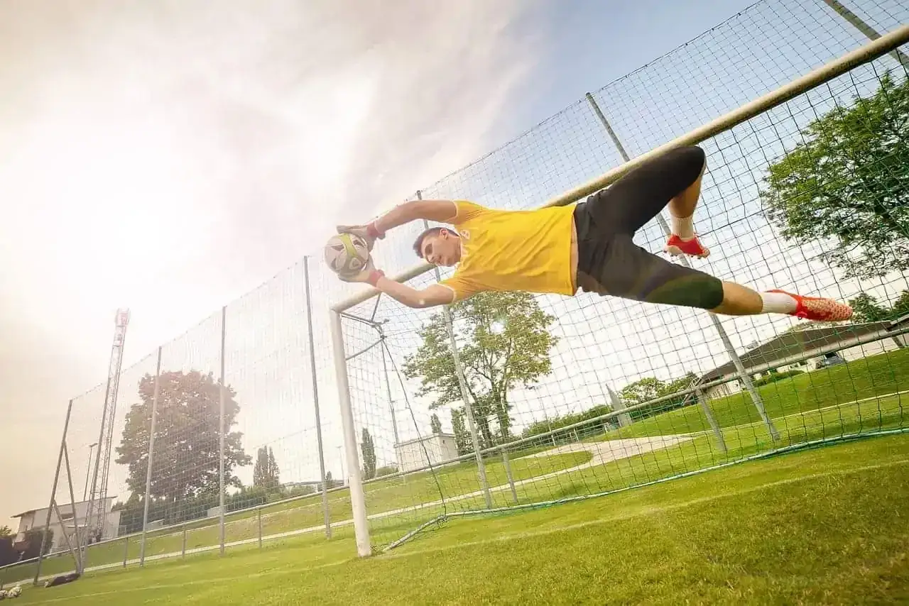 Zdjęcie Zarobki bramkarzy w Ekstraklasie: ile zarabiają i od czego zależy pensja?