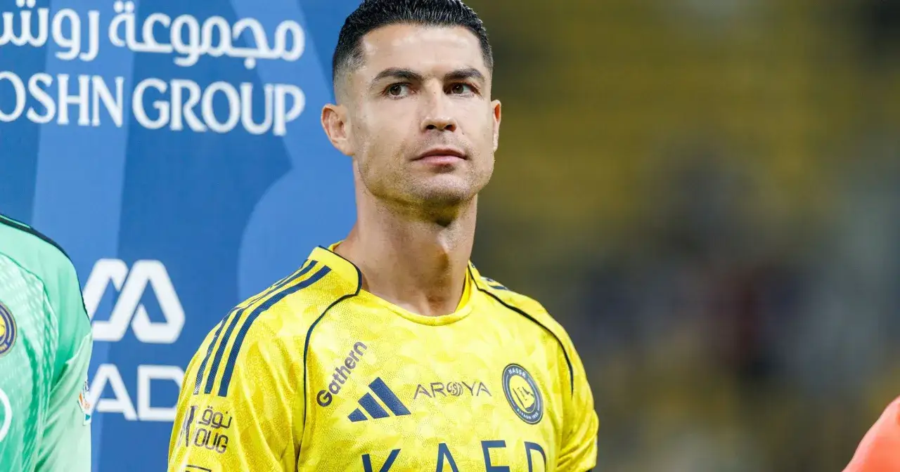 Piłkarz Cristiano Ronaldo w żółtej koszulce Al-Nassr. Wszelkie plotki o jego śmierci są nieprawdziwe.