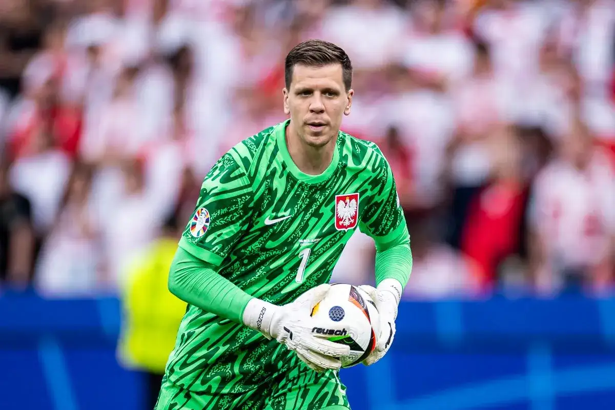 Wojciech Szczęsny, bramkarz w zielonej koszulce z orłem, łapie piłkę. Jego szczęśliwy wiek to czas sukcesów na boisku.