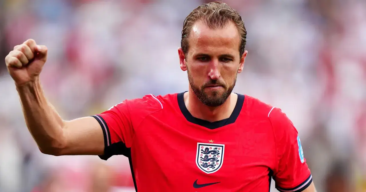 Harry Kane, w czerwonej koszulce z herbem Anglii, unosi pięść w geście triumfu. Ile lat ma Harry Kane?