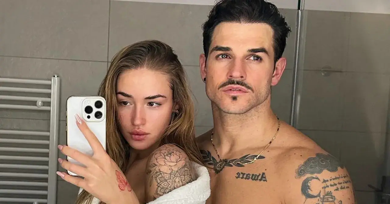 Seweryn Kiełpin i jego partnerka robią sobie selfie w łazience. Ona ma tatuaż motyla na dłoni, a on na klatce piersiowej.