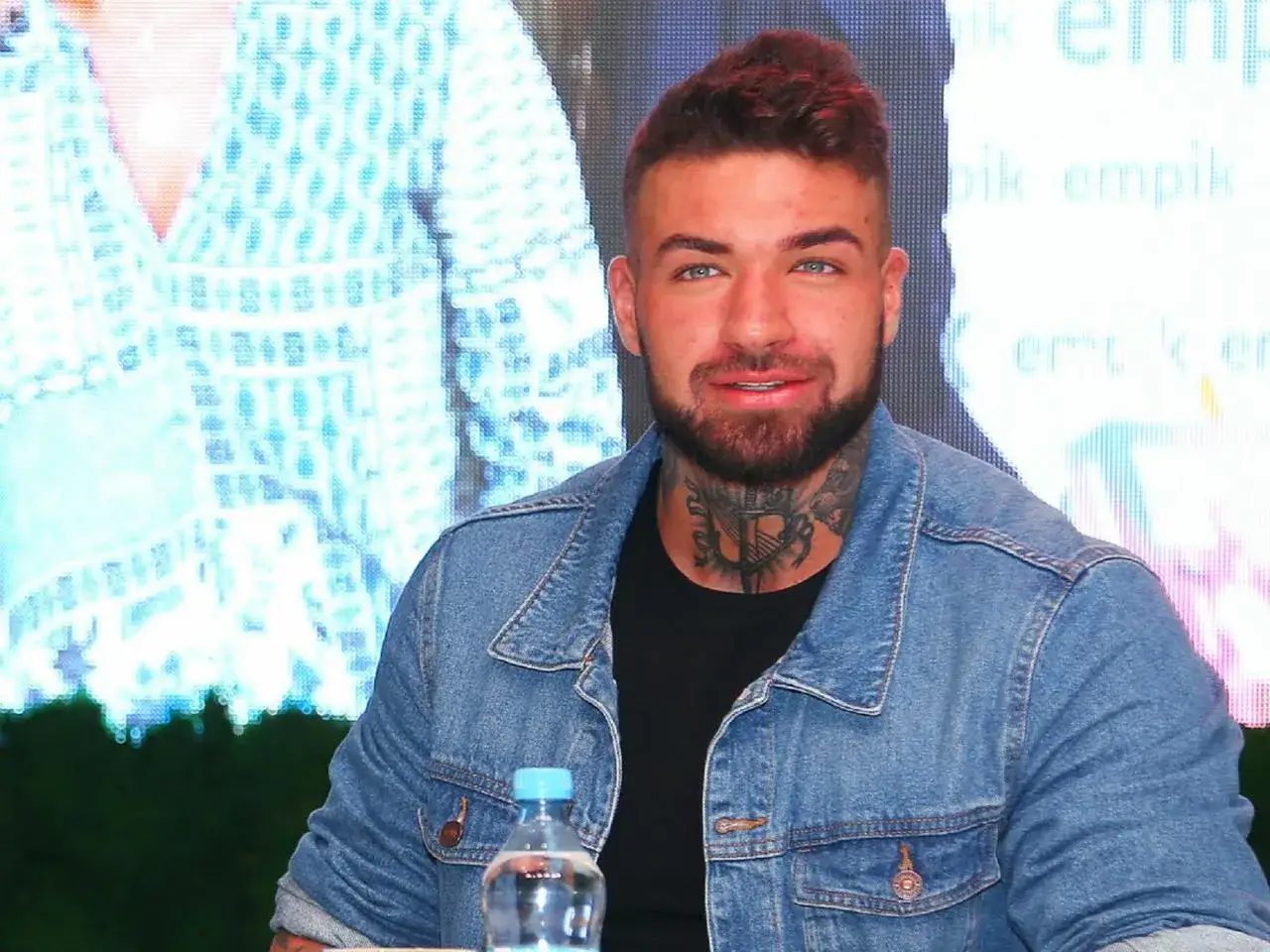 Daniel Majewski, znany z medialnych doniesień, prezentuje się w dżinsowej kurtce. Jego wiek zdaje się nie wpływać na jego pewność siebie.