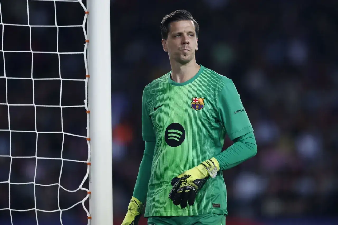 Bramkarz FC Barcelona w zielonej koszulce z logo Spotify i herbem klubu, gotowy do obrony bramki.