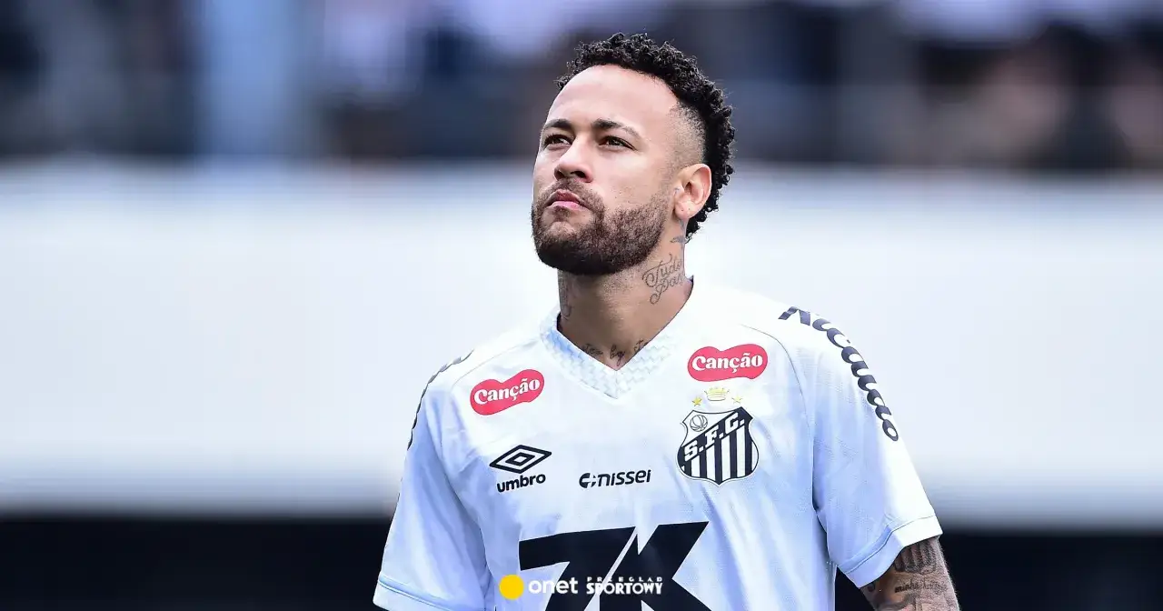 Piłkarz Neymar, znany z widowiskowych zagrań, w białej koszulce Santos FC.