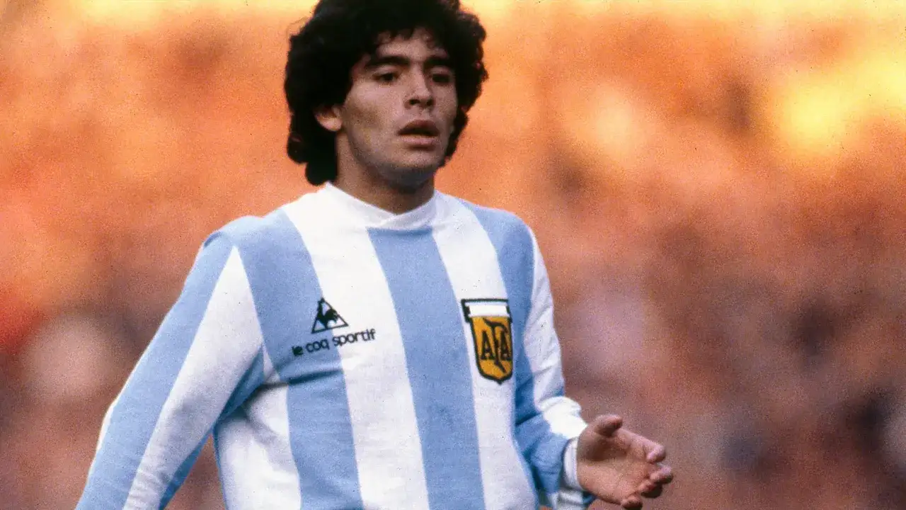 Diego Maradona w koszulce Argentyny. Czy Maradona grał w Barcelonie? Tak, grał w latach 1982-1984.