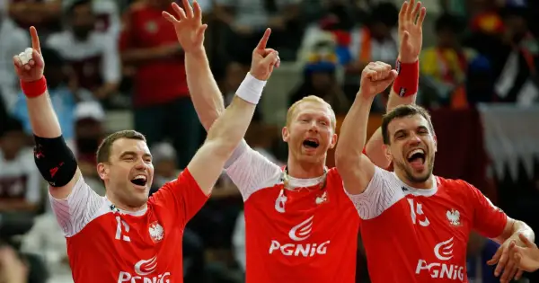 Trzech zawodników w czerwonych koszulkach z orłem świętuje zwycięstwo. To oni wygrali mistrzostwa świata w piłce ręcznej!