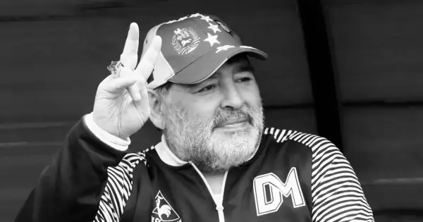 Diego Maradona, w czapce z gwiazdami, pokazuje znak pokoju. Ile lat ma Maradona? Tego nie wiemy, ale jego charyzma jest wieczna.