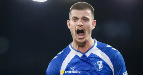 Piłkarz w niebieskiej koszulce 1. FC Magdeburg krzyczy z radości. Kolejny z Polaków w Bundeslidze pokazuje swoją pasję.