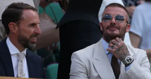 David Beckham, którego majątek robi wrażenie, w okularach przeciwsłonecznych i eleganckim jasnym garniturze, rozmawia z Garethem Southgate'em.