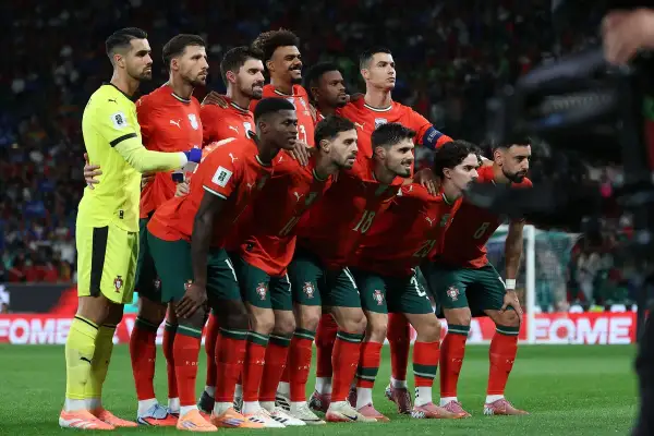 Drużyna Portugalii pozuje do zdjęcia, w tym słynny portugalski piłkarz Cristiano Ronaldo.