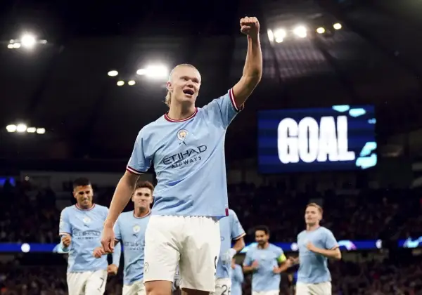 Erling Haaland świętuje gola, jego zarobki w Manchesterze City robią wrażenie.