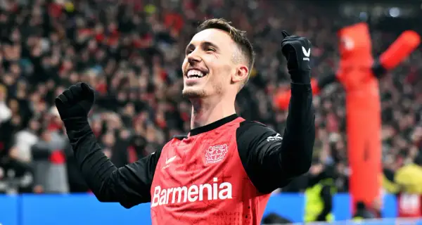 Piłkarz świętuje, podnosząc ręce. Jego radość sugeruje, że jest jednym z najlepszych lewych obrońców.
